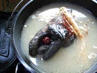 鳥骨鶏湯(オゴルゲタン)の写真 烏骨鶏のサムゲタンの写真